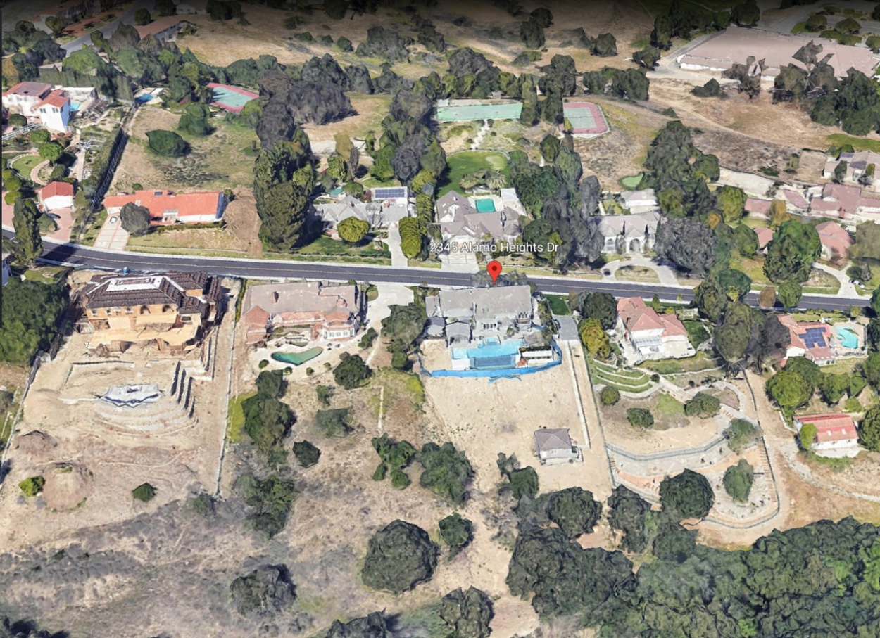 Zoomed Out View Of Snoop Dogg's House