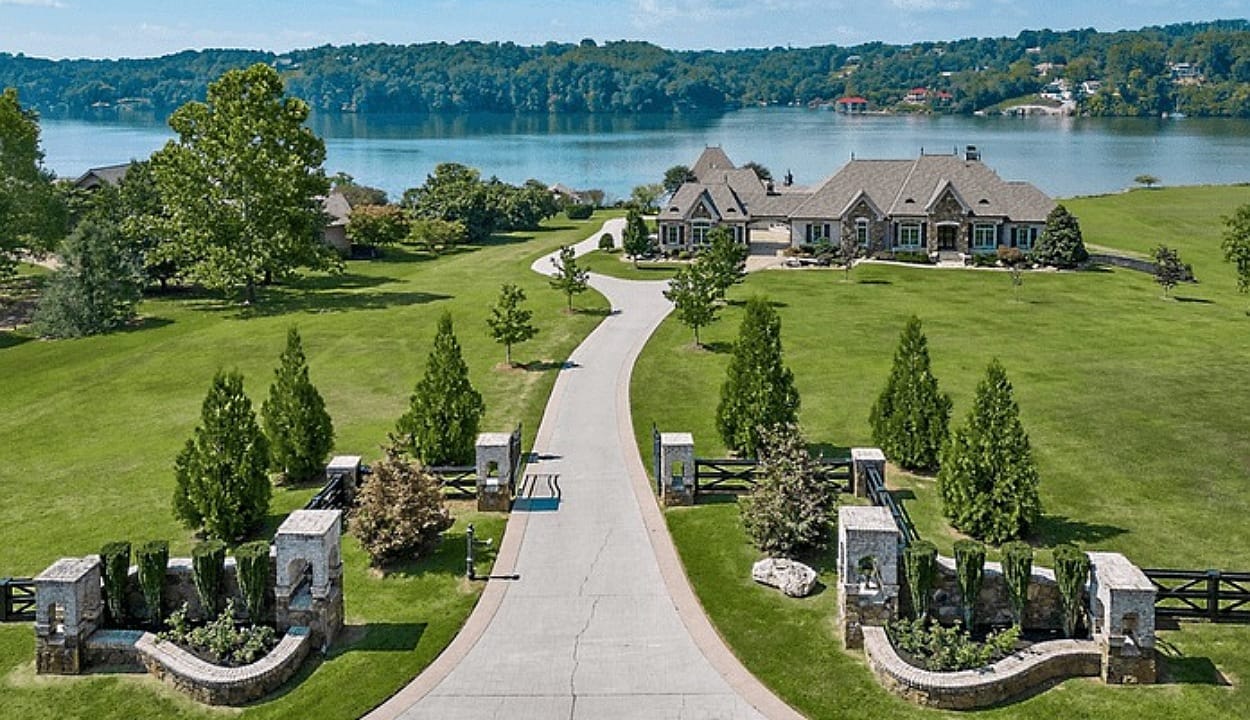 Louisville, Tennessee’s 5-acre Lakefront Estate (Explored)
