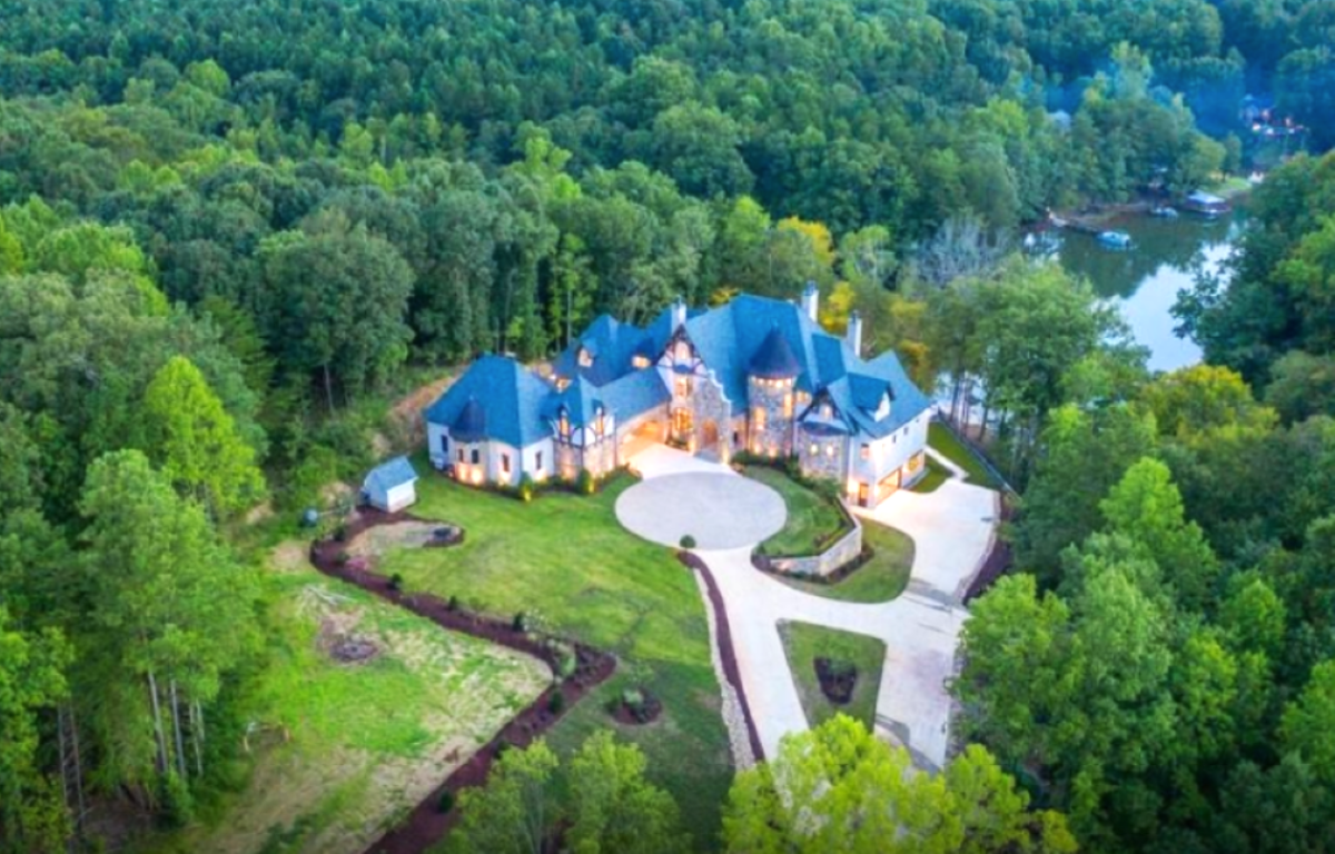 Stunning Lakefront Home in Mooresville, North Carolina: Step Into the Home Of Your Dreams!