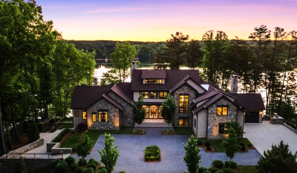 Lakefront Home in Mooresville, North Carolina: Your Dream Waterfront Property